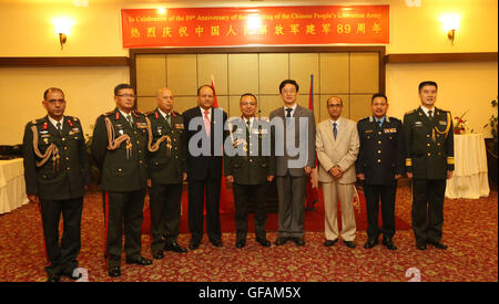 Katmandou, Népal. 29 juillet, 2016. L'ambassadeur de Chine au Népal Wu Chuntai (4e R) et chef d'état-major de l'armée népalaise (COA) Rajendra Chhetri (5e R) posent pour une photo lors d'une réception marquant le 89e anniversaire de la fondation de l'Armée de libération du peuple chinois (PLA), à Katmandou, capitale du Népal, le 29 juillet 2016. © Sunil Sharma/Xinhua/Alamy Live News Banque D'Images