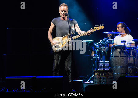 Milan, Italie. 29 juillet, 2016. L'auteur-compositeur-interprète et comédien STING il se produit sur scène à l'été au cours de l'arène d'Assago 'Back To Bass Tour' Credit : Rodolfo Sassano/Alamy Live News Banque D'Images