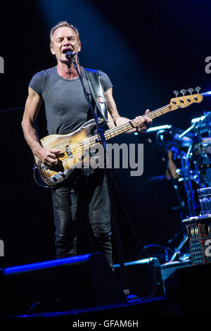 Milan, Italie. 29 juillet, 2016. L'auteur-compositeur-interprète et comédien STING il se produit sur scène à l'été au cours de l'arène d'Assago 'Back To Bass Tour' Credit : Rodolfo Sassano/Alamy Live News Banque D'Images