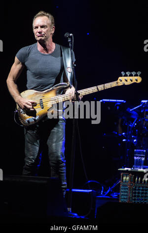 Milan, Italie. 29 juillet, 2016. L'auteur-compositeur-interprète et comédien STING il se produit sur scène à l'été au cours de l'arène d'Assago 'Back To Bass Tour' Credit : Rodolfo Sassano/Alamy Live News Banque D'Images