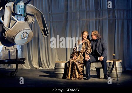 Bayreuth, Allemagne. 22 juillet, 2016. Document - "Crépuscule des Dieux", photo de répétition en 2016, Acte 1 : Catherine Foster comme Bruennhilde, Stefan Vinke que Siegfried. L'opéra de Wagner sera présentée au Festival de Bayreuth le 31 juillet 2016. Photo : Bayreuther Festspiele/Enrico Nawrath/dpa (à l'ATTENTION DES RÉDACTEURS : crédit obligatoire : "Photo : Bayreuther Festspiele/Enrico Nawrath/dpa' - l'utilisation d'INTERNET QUE JUSQU'À UNE TAILLE MAXIMALE DE 800 X 800 PIXELS Document usage éditorial uniquement/PAS DE VENTES)/dpa/Alamy Live News Banque D'Images