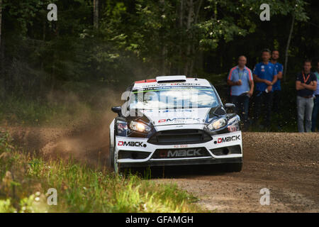 Jyväskylä, Finlande. 30 juillet, 2016. Ott Ta ?nak d'Estonie et Raigo Moulder de l'Estonie en action au cours de la SS15 de Neste Rally Finland 2016 dans leur Ford Fiesta RS WRC de l'équipe de DMACK World Rally Team le 30 juillet 2016 à Jyväskylä, Finlande Crédit : Markku Heikkilä/Alamy Live News Banque D'Images