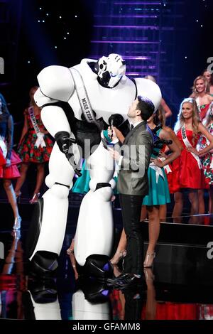 Las Vegas, NV, USA. 29 juillet, 2016. Robot, Nick Teplitz présents pour la 2016 MISS TEEN USA avant-spectacle, le Venetian Resort Hotel Casino, Las Vegas, NV le 29 juillet 2016. Credit : James Atoa/Everett Collection/Alamy Live News Banque D'Images