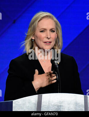 États-unis le sénateur Kirsten Gillibrand (démocrate de New York) fait de remarques au cours d'une présentation par la femme du Sénat américain à la quatrième session de la Convention nationale démocrate de 2016 à la Wells Fargo Center de Philadelphie, Pennsylvanie, le jeudi, 28 juillet 2016. Credit : Ron Sachs / CNP (restriction : NO New York ou le New Jersey Journaux ou journaux dans un rayon de 75 km de la ville de New York) - AUCUN FIL SERVICE - Banque D'Images