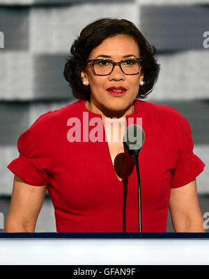 Maire Karen Weaver (Démocrate de Flint, Michigan) rend les commentaires faits pendant la troisième session de la Convention nationale démocrate de 2016 à la Wells Fargo Center de Philadelphie, Pennsylvanie, le mercredi, Juillet 27, 2016. Credit : Ron Sachs/CNP (restriction : NO New York ou le New Jersey Journaux ou journaux dans un rayon de 75 km de la ville de New York) - AUCUN FIL SERVICE - Banque D'Images