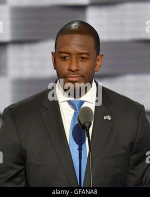 Maire Andrew Gillum (Démocrate de Tallahassee, Floride) rend les commentaires faits pendant la troisième session de la Convention nationale démocrate de 2016 à la Wells Fargo Center de Philadelphie, Pennsylvanie, le mercredi, Juillet 27, 2016. Credit : Ron Sachs/CNP (restriction : NO New York ou le New Jersey Journaux ou journaux dans un rayon de 75 km de la ville de New York) - AUCUN FIL SERVICE - Banque D'Images