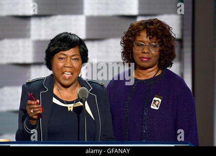 Philadelphia, États-Unis. 27 juillet, 2016. Felicia Sanders et Polly Sheppard, deux des trois survivants de l'Église mère Emanuel tir dans Charleston, Caroline du Sud, faire des remarques au cours de la troisième session de la Convention nationale démocrate de 2016 à la Wells Fargo Center de Philadelphie, Pennsylvanie, le mercredi, Juillet 27, 2016. Credit : Ron Sachs/CNP (restriction : NO New York ou le New Jersey Journaux ou journaux dans un rayon de 75 km de la ville de New York) - AUCUN FIL SERVICE - © dpa/Alamy Live News Banque D'Images