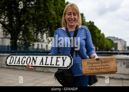 Londres, Royaume-Uni. 30 juillet 2016. Un ventilateur de Harry Potter porte les signes faisant référence à l'JK Rowling romans Harry Potter, le jour que le jeu "Harry Potter et l'enfant maudit' s'ouvre au théâtre Palace de la capitale. Crédit : Stephen Chung / Alamy Live News Banque D'Images