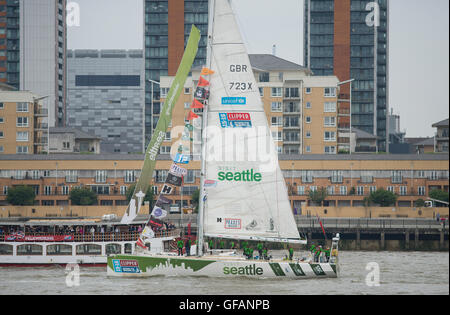 Millennium Dome à Londres, Royaume-Uni. 30 juillet 2016. Clipper Round the World Yachts voile Canary Wharf passant en amont avant de partir à Londres pour terminer la course et remise des prix. Credit : Malcolm Park editorial/Alamy Live News. Banque D'Images