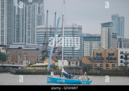 Millennium Dome à Londres, Royaume-Uni. 30 juillet 2016. Clipper Round the World Yachts voile passant en amont Canary Wharf gratte-ciel avant de partir à Londres pour terminer la course et la remise des prix après un voyage de 40 000 milles marins. Credit : Malcolm Park editorial/Alamy Live News. Banque D'Images