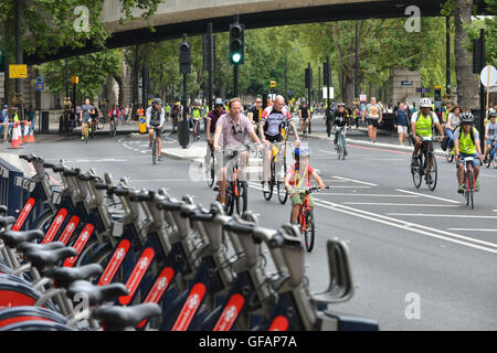 Londres, Royaume-Uni. 30 juillet, 2016. Jour Freecycle, Ride London 2016. Les cyclistes de tous âges équitation autour du centre de Londres. Banque D'Images