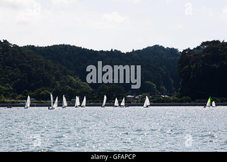 Une vue générale de Matsushima Bay vu à partir d'un bateau dans le cadre de la ''1000km relais à Tokyo 2016'' dans l'événement de promotion de Matsushima le 30 juillet 2016, Miyagi, au Japon. Il y a environ 260 petites îles dans la baie, dont le nom signifie Pine Islands. Au moment de la Mars 2011 tremblement de terre et tsunami les îles a servi comme un obstacle naturel d'affaiblir l'impact du tsunami sur la ville côtière. Matsushima est l'un des endroits les plus populaires à visiter pour les touristes dans la région. © Rodrigo Reyes Marin/AFLO/Alamy Live News Banque D'Images