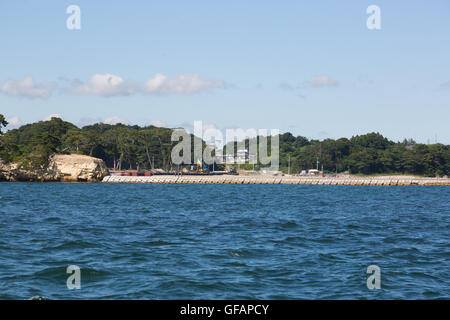 Une vue générale de Matsushima Bay vu à partir d'un bateau dans le cadre de la ''1000km relais à Tokyo 2016'' dans l'événement de promotion de Matsushima le 30 juillet 2016, Miyagi, au Japon. Il y a environ 260 petites îles dans la baie, dont le nom signifie Pine Islands. Au moment de la Mars 2011 tremblement de terre et tsunami les îles a servi comme un obstacle naturel d'affaiblir l'impact du tsunami sur la ville côtière. Matsushima est l'un des endroits les plus populaires à visiter pour les touristes dans la région. © Rodrigo Reyes Marin/AFLO/Alamy Live News Banque D'Images