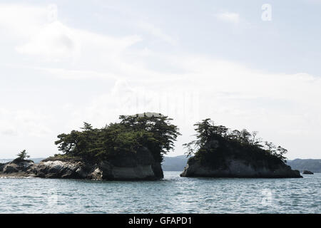 Une vue générale de Matsushima Bay vu à partir d'un bateau dans le cadre de la ''1000km relais à Tokyo 2016'' dans l'événement de promotion de Matsushima le 30 juillet 2016, Miyagi, au Japon. Il y a environ 260 petites îles dans la baie, dont le nom signifie Pine Islands. Au moment de la Mars 2011 tremblement de terre et tsunami les îles a servi comme un obstacle naturel d'affaiblir l'impact du tsunami sur la ville côtière. Matsushima est l'un des endroits les plus populaires à visiter pour les touristes dans la région. © Rodrigo Reyes Marin/AFLO/Alamy Live News Banque D'Images