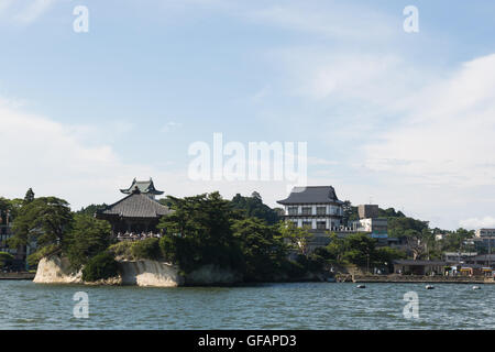 Une vue générale de Matsushima Bay vu à partir d'un bateau dans le cadre de la ''1000km relais à Tokyo 2016'' dans l'événement de promotion de Matsushima le 30 juillet 2016, Miyagi, au Japon. Il y a environ 260 petites îles dans la baie, dont le nom signifie Pine Islands. Au moment de la Mars 2011 tremblement de terre et tsunami les îles a servi comme un obstacle naturel d'affaiblir l'impact du tsunami sur la ville côtière. Matsushima est l'un des endroits les plus populaires à visiter pour les touristes dans la région. © Rodrigo Reyes Marin/AFLO/Alamy Live News Banque D'Images