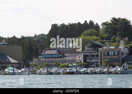 Une vue générale de Matsushima Bay vu à partir d'un bateau dans le cadre de la ''1000km relais à Tokyo 2016'' dans l'événement de promotion de Matsushima le 30 juillet 2016, Miyagi, au Japon. Il y a environ 260 petites îles dans la baie, dont le nom signifie Pine Islands. Au moment de la Mars 2011 tremblement de terre et tsunami les îles a servi comme un obstacle naturel d'affaiblir l'impact du tsunami sur la ville côtière. Matsushima est l'un des endroits les plus populaires à visiter pour les touristes dans la région. © Rodrigo Reyes Marin/AFLO/Alamy Live News Banque D'Images