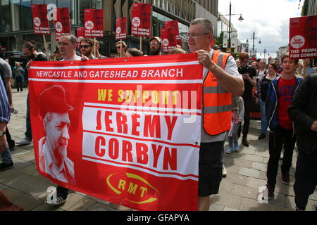 Newcastle Upon Tyne, au Royaume-Uni. 30 juillet, 2016. Jeremy Corbyn défendre : des milliers assister défendre Corbyn rally à Newcastle Upon Tyne, Royaume-Uni, les militants et sympathisants ont marché pour la direction de Jemery Corbyn élection : Jeremy Corbyn v Owen Smith en tant que leader du travail. Crédit : David Whinham/Alamy Live News Banque D'Images