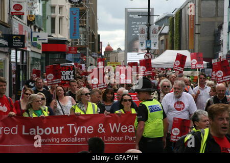 Newcastle Upon Tyne, au Royaume-Uni. 30 juillet, 2016. Jeremy Corbyn défendre : des milliers assister défendre Corbyn rally à Newcastle Upon Tyne, Royaume-Uni, les militants et sympathisants ont marché pour la direction de Jemery Corbyn élection : Jeremy Corbyn v Owen Smith en tant que leader du travail. Crédit : David Whinham/Alamy Live News Banque D'Images