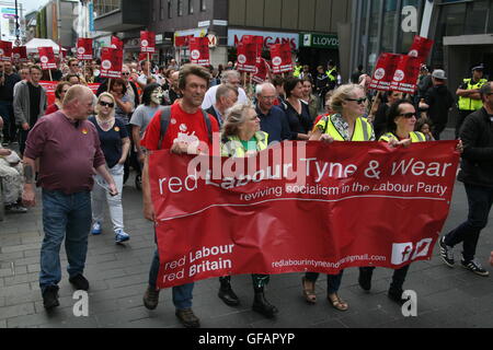 Newcastle Upon Tyne, au Royaume-Uni. 30 juillet, 2016. Jeremy Corbyn défendre : des milliers assister défendre Corbyn rally à Newcastle Upon Tyne, Royaume-Uni, les militants et sympathisants ont marché pour la direction de Jemery Corbyn élection : Jeremy Corbyn v Owen Smith en tant que leader du travail. Crédit : David Whinham/Alamy Live News Banque D'Images