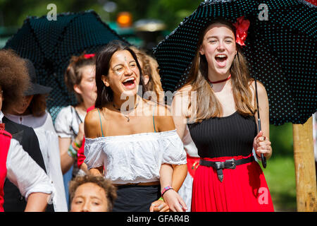 Charlton Park, Royaume-Uni. 29 juillet, 2016. Festivaliers chanter dans le soleil au festival WOMAD, 29 juillet 2016. Crédit : Adam Gasson/Alamy Live News Banque D'Images