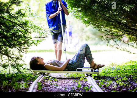 Charlton Park, Royaume-Uni. 30 juillet, 2016. Festivaliers billet sur la voie, une installation artistique immersive par artiste Graeme Miller au festival WOMAD, 30 juillet 2016. Crédit : Adam Gasson/Alamy Live News Banque D'Images