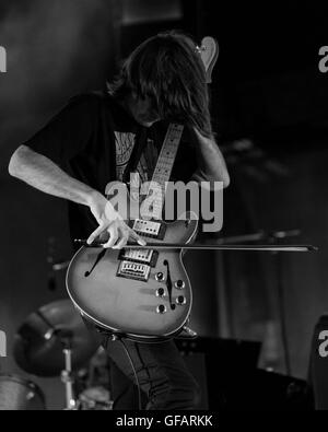 Chicago, Illinois, USA. 29 juillet, 2016. JONNY GREENWOOD de Radiohead effectue en direct lors du Festival de musique Lollapalooza au Grant Park de Chicago, Illinois © Daniel DeSlover/ZUMA/Alamy Fil Live News Banque D'Images