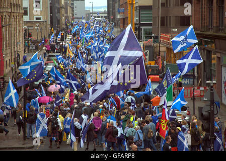 Glasgow, Ecosse, Royaume-Uni. 30 juillet, 2016. L'indépendance écossaise marche organisée par l'ensemble du groupe sous une même bannière, compensation du jardin botanique et a abouti à un rassemblement à la Place George estimation policière la foule à trois mille selon les organisateurs, c'est le plus grand jamais. Credit : Gérard Ferry/Alamy Live News Banque D'Images