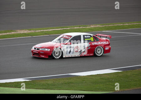 Towcester Silverstone,UK,,30 Juillet 2016,Vauxhall prenant part dans le Jet Super Touring Car Trophy race qui a eu lieu à Silverstone Classic 201 Crédit : Keith Larby/Alamy Live News Banque D'Images