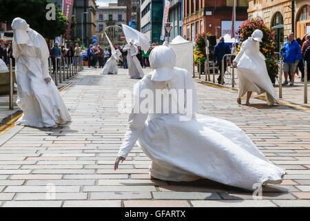 Glasgow, Royaume-Uni. 30 juillet, 2016. Le premier jour de l'Assemblée Merchant City Festival, tenu à l''Merchant' district de centre-ville de Glasgow, les visiteurs, les touristes et les passants ont été traités à une performance de danse contemporaine. Le Festival se tient du 30 juillet au 7 août Crédit : Findlay/Alamy Live News Banque D'Images