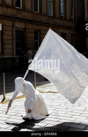 Glasgow, Royaume-Uni. 30 juillet, 2016. Le premier jour de l'Assemblée Merchant City Festival, tenu à l''Merchant' district de centre-ville de Glasgow, les visiteurs, les touristes et les passants ont été traités à une performance de danse contemporaine. Le Festival se tient du 30 juillet au 7 août Crédit : Findlay/Alamy Live News Banque D'Images