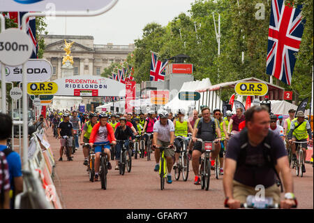 Londres, Angleterre, Royaume-Uni. 30 juillet 2016.cycliste participe à la Prudential Ride London événement FreeCycle. La route a pris les cyclistes autour d'un 8 mile route fermée route prise dans des sites comme le palais de Buckingham et de Westminster. Crédit : Andrew Steven Graham/Alamy Live News Banque D'Images