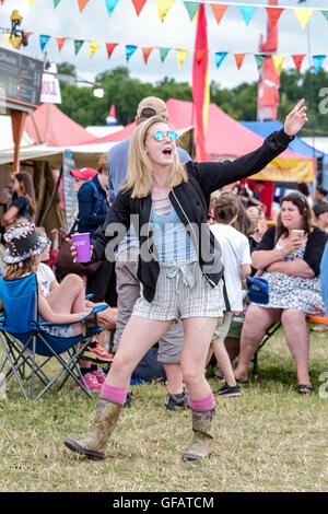 Charlton Park, Wiltshire, Royaume-Uni 30 Juillet, 2016 à 2016 WOMAD Charlton Park, Malmesbury le 30/07/2016 . Sur la photo : les jeunes danser dans le soleil. Photo par : Julie Edwards/Alamy Live News Banque D'Images