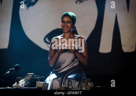 Malmesbury, England, UK. 30 juillet, 2016. Festival WOMAD, Charlton Park, Wiltshire, Royaume-Uni. Samedi 30 Juillet, 2016. Anoushka Shankar effectue vivent dans le Siam tente au festival WOMAD. Credit : Francesca Moore/Alamy Live News Banque D'Images