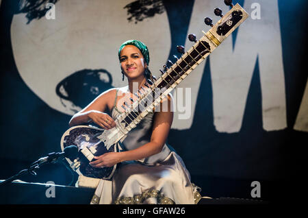 Malmesbury, England, UK. 30 juillet, 2016. Festival WOMAD, Charlton Park, Wiltshire, Royaume-Uni. Samedi 30 Juillet, 2016. Anoushka Shankar effectue vivent dans le Siam tente au festival WOMAD. Credit : Francesca Moore/Alamy Live News Banque D'Images