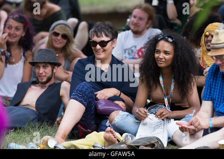 Malmesbury, Wiltshire. 30 juillet 2016. Festivaliers assister aux spectacles et à ronchonner, le Festival WOMAD qui présente un long week-end de l'autre monde de la musique, de la danse et de l'alimentation sur le Charlton Park dans le Wiltshire. 2016 WOMAD court à partir du 28-31 juillet et est présenté comme le parti le plus grand du monde. Wayne Farrell/Alamy Live News Banque D'Images