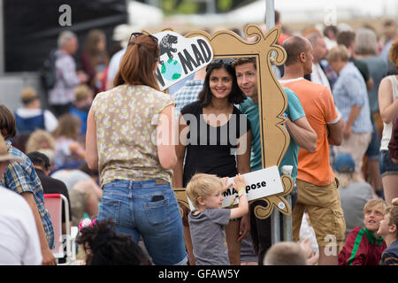 Malmesbury, Wiltshire. 30 juillet 2016. Festivaliers assister aux spectacles et à ronchonner, le Festival WOMAD qui présente un long week-end de l'autre monde de la musique, de la danse et de l'alimentation sur le Charlton Park dans le Wiltshire. 2016 WOMAD court à partir du 28-31 juillet et est présenté comme le parti le plus grand du monde. Wayne Farrell/Alamy Live News Banque D'Images