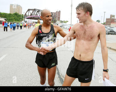 Davenport, Iowa, États-Unis. 30 juillet, 2016. Meb Keflezighi gauche, Kevin accueille Lewis de West Des Moines, Iowa après exécution de la 42e conférence annuelle des Quad-City Times BIX7 Samedi, 30 juillet, 2016. Crédit : Kevin E. Schmidt/Quad-City Times/ZUMA/Alamy Fil Live News Banque D'Images