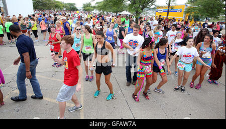 Davenport, Iowa, États-Unis. 30 juillet, 2016. Les participants des courses au cours de la danse ''party'' au Quad-City Times building sur East Third Street après la 42e fois Quad-City BIX7 Samedi, 30 juillet, 2016. Crédit : Kevin E. Schmidt/Quad-City Times/ZUMA/Alamy Fil Live News Banque D'Images