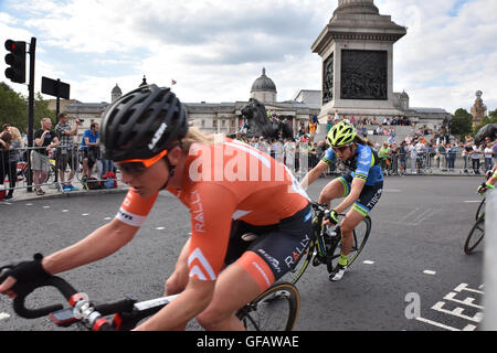 Trafalgar Square, Londres, Royaume-Uni. 30 juillet, 2016. Women's race Prudential RideLondon Prudential RideLondon 2016 Classique Banque D'Images