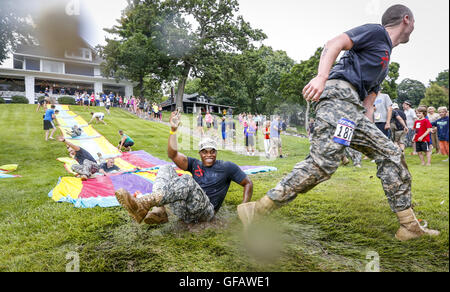 Davenport, Iowa, États-Unis. 30 juillet, 2016. David Cunningham, centre, de Pontiac, il accomplit la fin du feuillet 'n slide comme Ryan Ferkel de Coal Valley, il saute jusqu'à exécuter en arrière vers la ligne près de la turnaround sur McClellan Blvd. Au cours de la ville quatre fois Bix-7 dans la région de Davenport le samedi 30 juillet 2016. Credit : Andy Abeyta/Quad-City Times/ZUMA/Alamy Fil Live News Banque D'Images