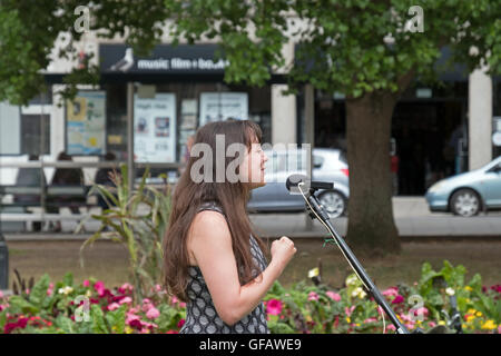 Bristol, Royaume-Uni. 30 juillet, 2016. Amelia Womack, leader adjoint du Parti Vert d'Angleterre et du Pays de Galles, adresses manifestants qui protestent contre le Royaume-Uni a récemment décidé de quitter l'UE. Bien que le référendum tenu le 23 juin 2016 a donné lieu à une courte majorité en faveur de la sortie de l'UE, le cours futur des événements reste incertain. Banque D'Images