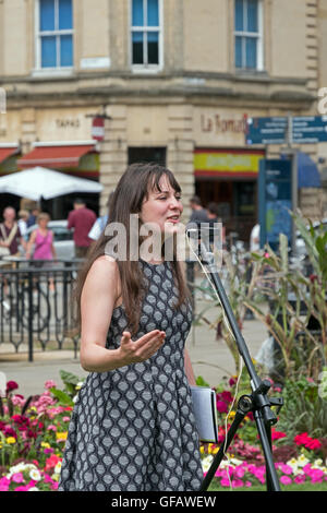 Bristol, Royaume-Uni. 30 juillet, 2016. Amelia Womack, leader adjoint du Parti Vert d'Angleterre et du Pays de Galles, adresses manifestants qui protestent contre le Royaume-Uni a récemment décidé de quitter l'UE. Bien que le référendum tenu le 23 juin 2016 a donné lieu à une courte majorité en faveur de la sortie de l'UE, le cours futur des événements reste incertain. Banque D'Images