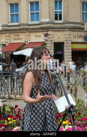 Bristol, Royaume-Uni. 30 juillet, 2016. Amelia Womack, leader adjoint du Parti Vert d'Angleterre et du Pays de Galles, adresses manifestants qui protestent contre le Royaume-Uni a récemment décidé de quitter l'UE. Bien que le référendum tenu le 23 juin 2016 a donné lieu à une courte majorité en faveur de la sortie de l'UE, le cours futur des événements reste incertain. Banque D'Images