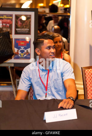 Las Vegas, Nevada, USA. 29 juillet, 2016. Le NVBHOF a tenu une rencontre le jour avant la cérémonie d'intronisation au Caesars Palace, où les fans pouvaient obtenir des photos et des autographes à leurs boxeurs préférés. JJ Mariano Crédit : Ken Howard/Alamy Live News Banque D'Images