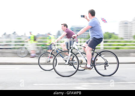 Londres, Royaume-Uni. 30 juillet, 2016. Les cyclistes pendant le cycle libre Prudential Ride London 2016 Credit : rues.la vie/Alamy Live News Banque D'Images