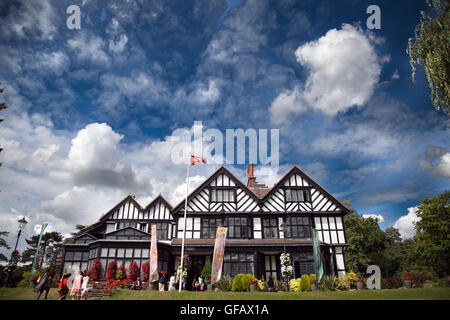 Watford, Royaume-Uni. 30 juillet, 2016. Après-midi ensoleillé et chaud dans le Bhaktivedanta Manor, temple Hare Krishna, Watford. Credit : Dinendra Haria/Alamy Live News Banque D'Images