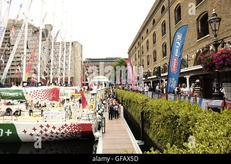 Londres, Royaume-Uni. 30 juillet, 2016. Et l'équipage des bateaux prenant part à la biennale Clipper Round the World yacht race retour à St Kather Banque D'Images