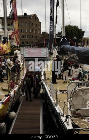 Londres, Royaume-Uni. 30 juillet, 2016. Et l'équipage des bateaux prenant part à la biennale Clipper Round the World yacht race retour à St Kather Banque D'Images