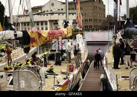 Londres, Royaume-Uni. 30 juillet, 2016. Et l'équipage des bateaux prenant part à la biennale Clipper Round the World yacht race retour à St Kather Banque D'Images