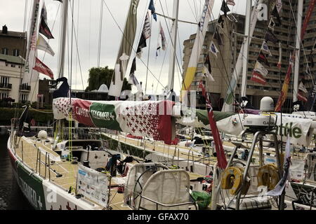 Londres, Royaume-Uni. 30 juillet, 2016. Et l'équipage des bateaux prenant part à la biennale Clipper Round the World yacht race retour à St Kather Banque D'Images